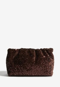 Geantă clutch maro cu paiete, partea de sus adunată, formă rectangulară, suprafață texturată și accente strălucitoare pe toată suprafața.