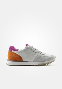 Sneaker bianca in pelle con un cappuccio sul tallone viola, pannello laterale in suede arancione e suola in gomma bianca. Presenta lacci e dettagli cuciti.