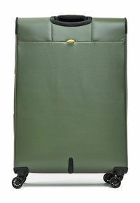 Valigia rigida verde con una superficie liscia, ruote nere e una maniglia superiore. Presenta un piccolo pulsante giallo accentato sul fronte.
