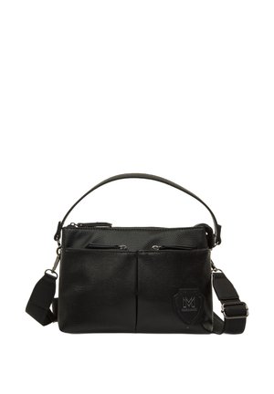 Borsa a tracolla nera realizzata in materiale testurizzato con una tracolla regolabile. Presenta due tasche frontali con zip e una patta con logo sul lato.
