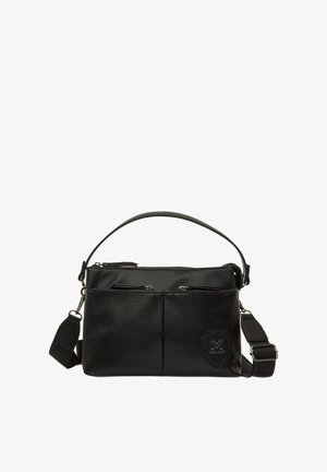 Bolso cruzado negro hecho de material texturizado con una correa ajustable. Presenta dos bolsillos frontales con cremallera y un parche del logo en el lateral.