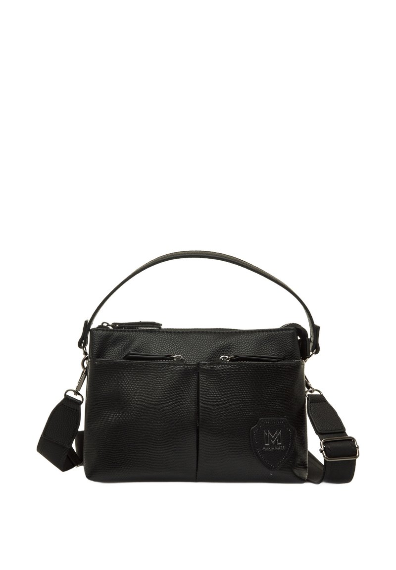 Borsa a tracolla nera realizzata in materiale testurizzato con una tracolla regolabile. Presenta due tasche frontali con zip e una patta con logo sul lato.