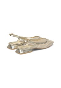 Gouden slingback hakken met een mesh ontwerp en diamantachtige versieringen, een ronde neus en een lage blokhak voor stabiliteit.