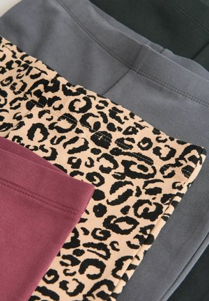 Sada čtyř párů kalhot, zahrnující burgundskou, šedou, tmavě zelenou a leopardí vzor na béžové. Hladká textura, elastické pasy.