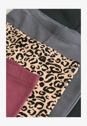 Set štirih parov hlač, ki vključuje burgundno, sivo, temno zeleno barvo in leopardji vzorec na bež podlagi. Gladka tekstura, elastični pasovi.