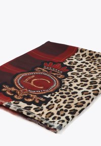 Silketørklæde med dristigt rødt og beige leopardprint, med et centralt emblemdesign beklædt med guld. Glat tekstur og rektangulær form.