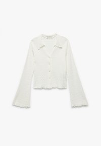 Weißes, kurzes Shirt mit langen, ausgestellten Ärmeln, strukturiertem Stoff, Kragen und Knopfverschluss. Wellenförmige Saumdetails an den Ärmeln und am unteren Rand.