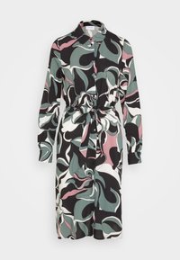 Květinové šaty košilového střihu v černé, zelené a růžové barvě; mají knoflíkový přední díl, límeček, dlouhé rukávy a vázaný pas pro nastavitelný střih.
