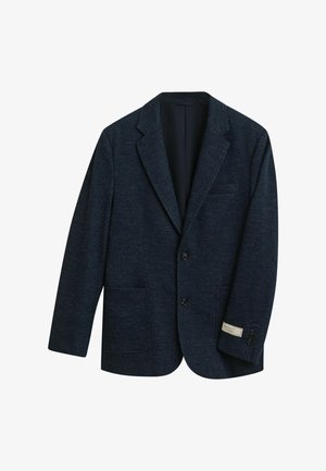 Blazer blu navy realizzato in tessuto testurizzato, con due bottoni, una tasca sul petto, due tasche frontali e un'etichetta sul polsino.