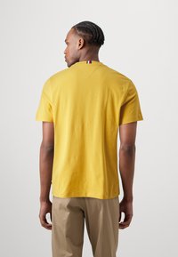 Tommy Hilfiger CHEST STRIPE TEE - Trükipildiga T-särk - city yellow