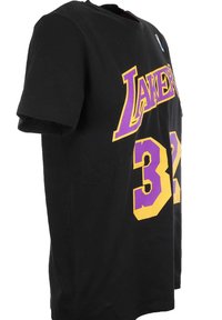 Camiseta negra con la palabra "LAKERS" en texto amarillo y púrpura y el número "32" en amarillo, hecha de material de algodón suave con cuello redondo.