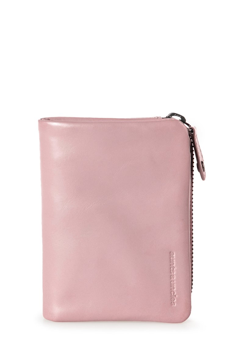 Roze leren portemonnee met een gladde textuur, met een ritssluiting aan de zijkant. Geïmpregneerd logo aan de voorkant. Rechthoekige vorm.