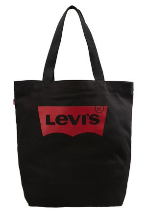 Sort bomulds tote bag med et stort rødt Levi's-logo foran, med robuste sorte håndtag til nem transport.