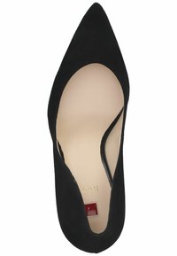 Zwarte suède pump met spitse neus, uitsparingen aan de zijkanten, beige binnenzool en een klein rood accent op de hak. Gladde textuur en elegante silhouet.