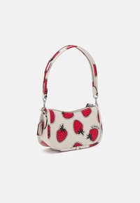 Crèmekleurige handtas van leer, met een rood aardbeienpatroon, een verstelbare handgreep en een zilverkleurige ritssluiting.