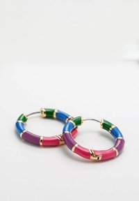 Bunte Creolen mit Segmenten in Rosa, Lila, Blau und Grün, verziert mit goldenen Akzenten und einem glänzenden Finish. Zirkuläres Design und flexibles Material.