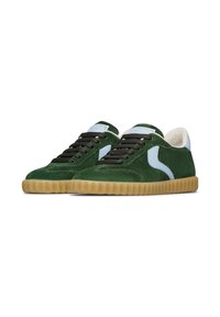 Sneaker verde in suede con dettagli blu chiaro, lacci neri e suola in gomma testurizzata. Presenta un morbido rivestimento interno per il comfort.