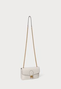 Hvit lær crossover bag med klaffelukking, gullkjede skulderreim og gull RL-logo detalj på forsiden mot en enkel bakgrunn.