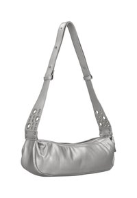 Ezüst bőrválltáska ívelt, lágy kialakítással. A pánton perforált díszítések és sima textúra találhatók.