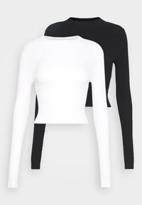 Deux tops à manches longues côtelés : un en blanc et un en noir, avec des encolures rondes et une coupe courte. La texture est lisse et extensible.
