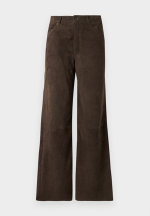 Braune Wildleder-Hosen mit weitem Bein, vorderen Taschen, Gürtelschlaufen und einem Knopfverschluss an der Taille.
