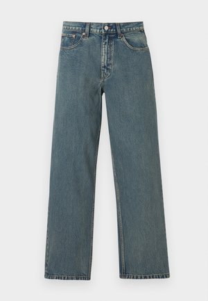 Sinised sirge lõikega teksapüksid viie tasku, nööpaukude ja vööaasadega, esitletud tavalise heleda tausta peal.