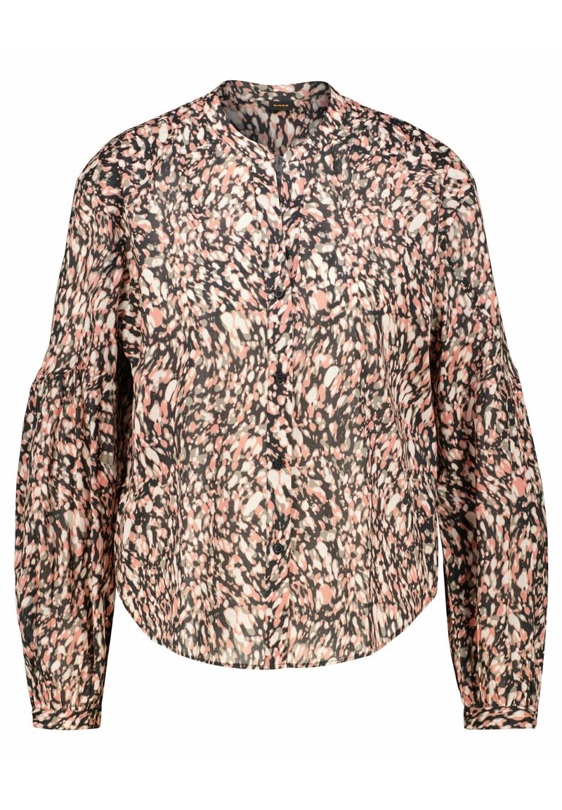 Blouse florale avec un motif noir, rose et crème, à manches longues, décolleté en V et bouton sur le devant, fabriquée en tissu léger et transparent.