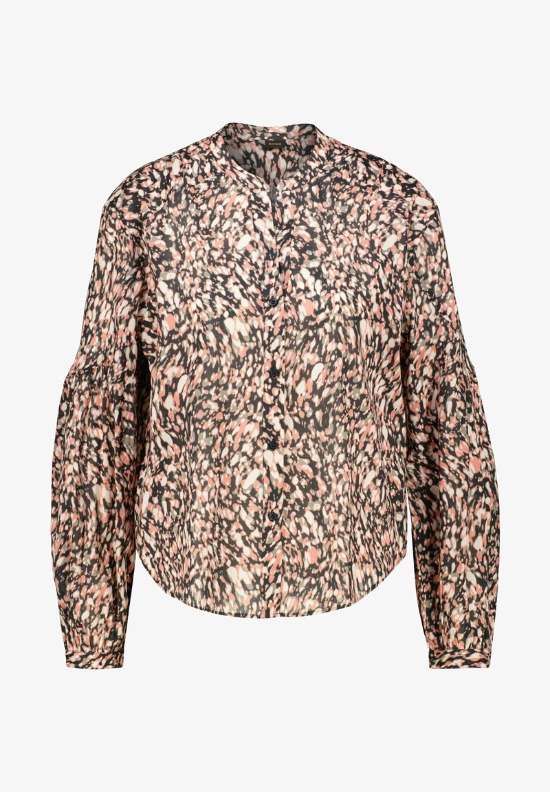 Blouse florale avec un motif noir, rose et crème, à manches longues, décolleté en V et bouton sur le devant, fabriquée en tissu léger et transparent.