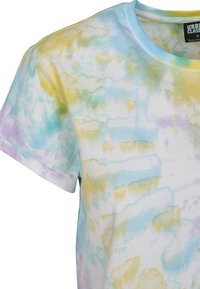 Tie-dye t-shirt i pastelfarver (gul, blå, lilla) med korte ærmer og ribbet halsudskæring, lavet af blødt bomuldsstof.