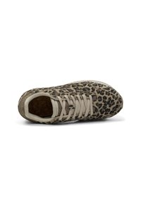 Baskets à imprimé léopard avec un dessus en tissu texturé, lacets beige et semelle intérieure en liège. La semelle est blanche avec un léger motif texturé.