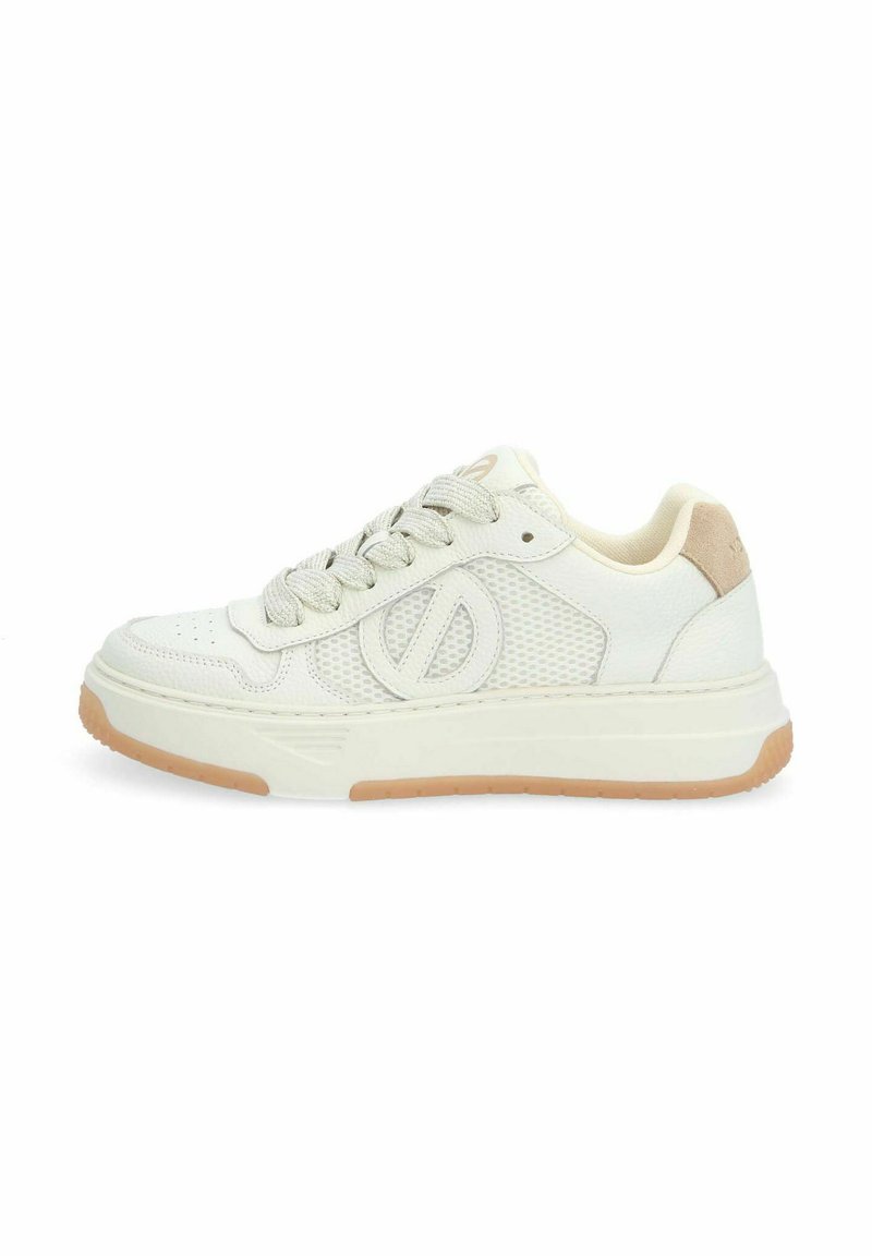 Witte sneakers met een mesh ontwerp, rubberen zool, textuuraccenten en een beige hielstrook. Veters zijn geweven met lichtbruine draden.