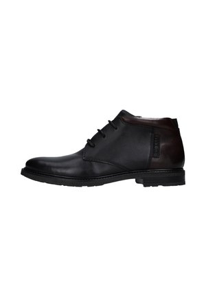 Bota de piel negra para el tobillo con cordones, puntera redondeada y tacón bajo, mostrada de lado sobre fondo blanco.