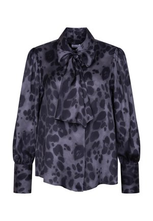 Langarm blouse in donkergrijze satin met een leopatrdprint patroon, voorzien van een strik-kraag en elastische manchetten voor extra detail.