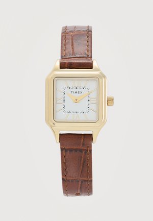 Vierkant goudkleurig Timex-horloge met wijzerplaat in wit, Romeinse cijfers, gouden wijzers en een gestructureerde bruine leren band.