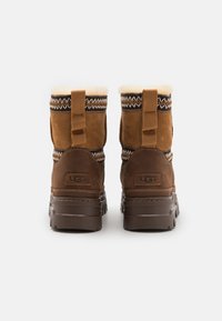 UGG CLASSIC MINI TRAILGAZER - Zimski škornji - chestnut