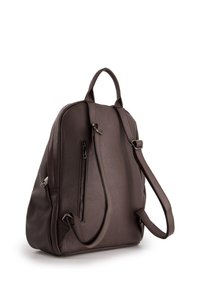 Sac à dos en cuir marron avec une finition texturée, deux bretelles ajustables, une poignée supérieure et une poche zippée sur le côté pour plus de fonctionnalité.