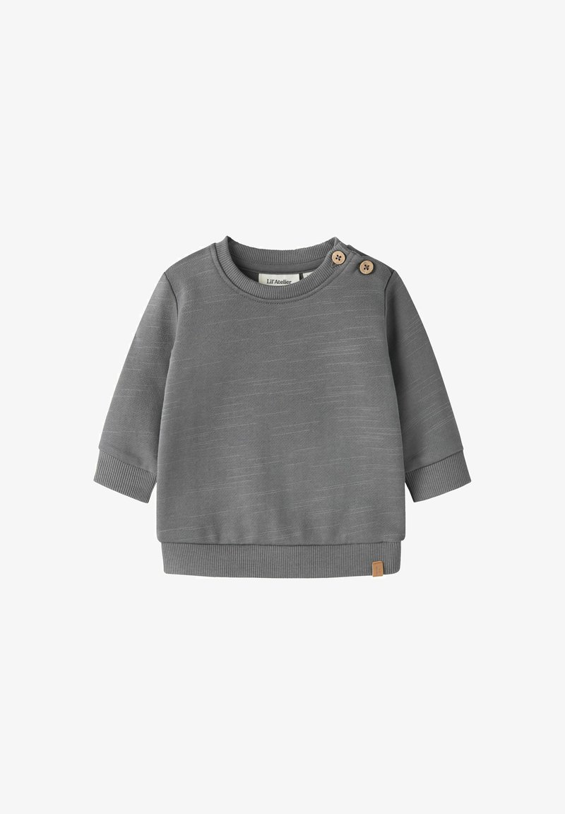 Pull bébé gris à manches longues avec poignets et ourlet côtelés, deux boutons en bois sur l'épaule gauche, et une petite étiquette en tissu à l'ourlet.