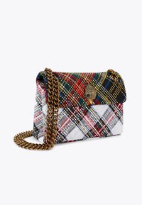 Borsa a quadri con tessuto multicolore, motivi intricati e una tracolla in catena dorata con un fermaglio decorativo.