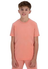 T-shirt à manches courtes couleur corail clair en coton doux, doté d'un col rond et d'un logo discret sur la poitrine. Texture lisse, coupe régulière.