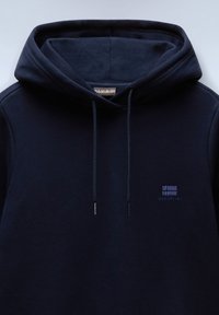 Navy blauwe hoodie van zacht materiaal. Voorzien van een trekkoord in de capuchon, geborduurd logo op de borst en ribbelmanchetten en -zoom.