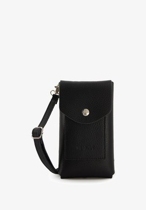 Czarna skórzana etui na telefon z teksturowaną powierzchnią, zapięciem na nap oraz regulowanym paskiem. Posiada przednią kieszeń na dodatkowe akcesoria.