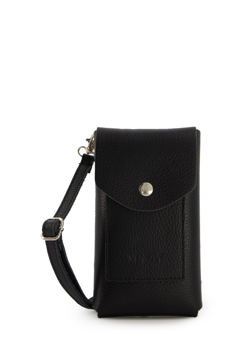 Schwarze Leder-Handytasche mit strukturiertem Oberflächendesign, Druckknopfverschluss und verstellbarem Trageriemen. Verfügt über eine Fronttasche für zusätzlichen Stauraum.