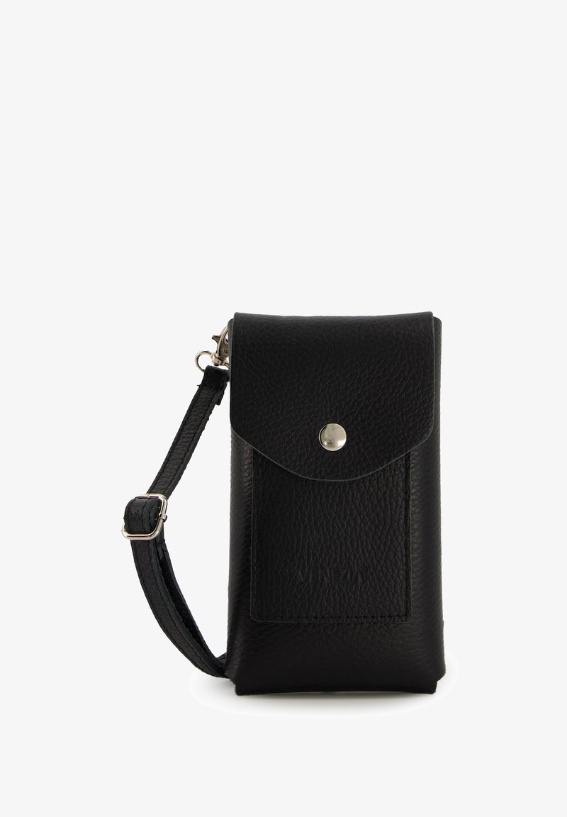 Zwarte leren telefoonhoes met een gestructureerde oppervlakte, drukknoopsluiting en verstelbare strap. Heeft een voorkantvak voor extra opslag.