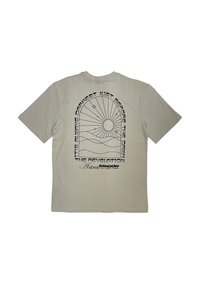 Beige T-Shirt mit kurzen Ärmeln und einem schwarzen Grafikdruck eines Sonnenmotivs, Strahlen, Wellen und Text auf dem Rücken. Aus weichem Baumwollmaterial.