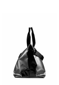 Zwarte driehoekige tas met een glanzende afwerking, voorzien van twee handvatten aan de bovenkant en een afneembare strap. Ritsen aan de zijkanten, minimalistisch ontwerp.