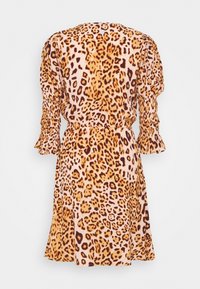 Vestido de leopardo con mangas arrugadas de tres cuartos y falda acampanada, mostrado desde la parte trasera sobre un fondo liso.