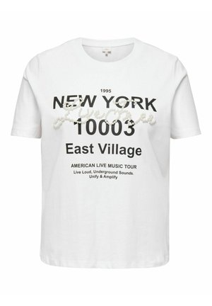 Witte T-shirt met korte mouwen met zwarte tekst "NEW YORK 10003 East Village" en parelachtige kralen die een cursieve tekst erover vormen.