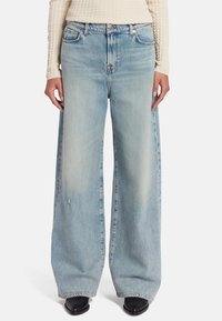 Lichtblauwe, wijde jeans met een vervaagde afwerking, voorzien van vijf zakken en metalen hardware accenten. Ontspannen pasvorm met een middelhoge tailleband.