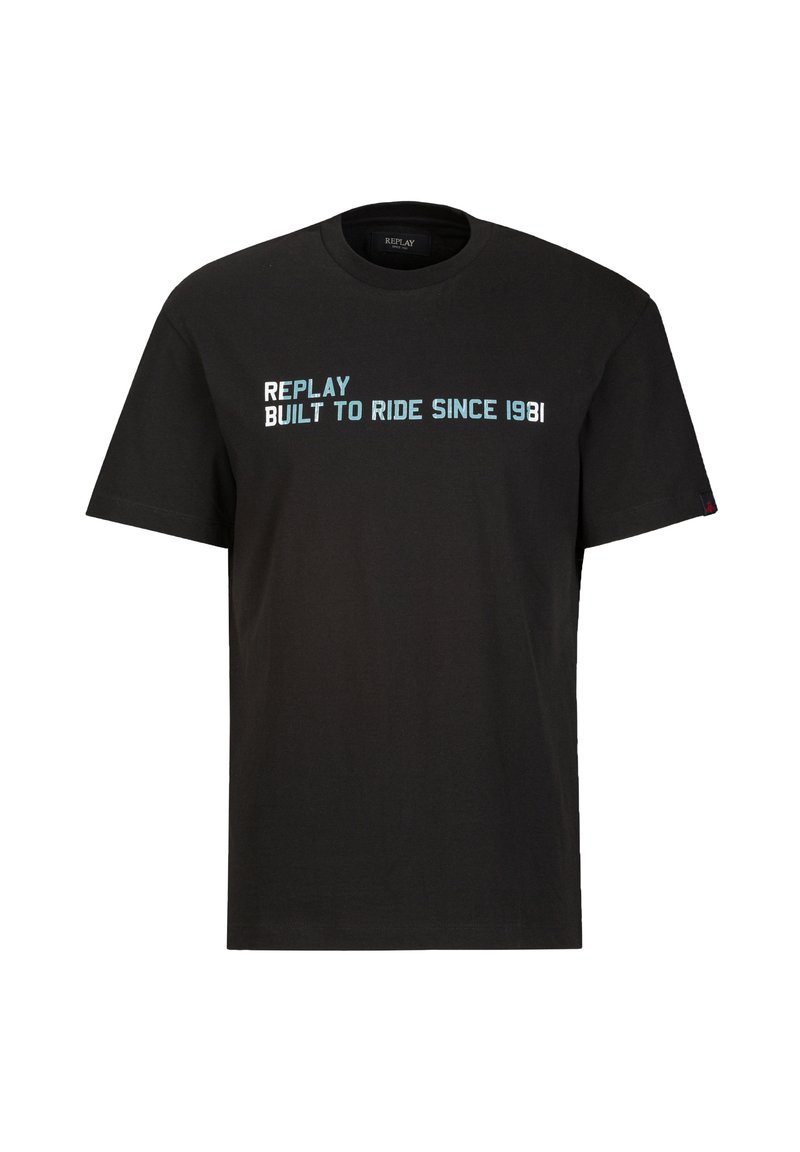 Schwarzes Kurzarm-T-Shirt mit blau-weißem Text "REPLAY BUILT TO RIDE SINCE 1981" gedruckt in der vorderen Mitte.