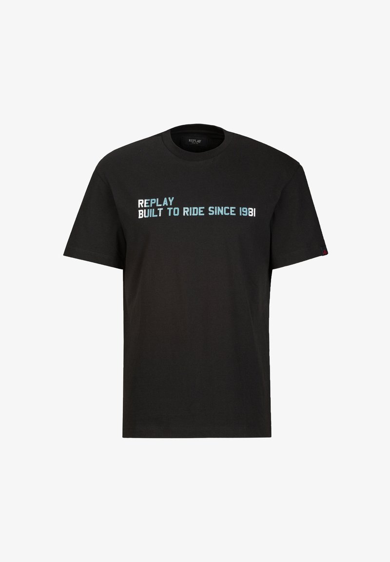 Schwarzes Kurzarm-T-Shirt mit blau-weißem Text "REPLAY BUILT TO RIDE SINCE 1981" gedruckt in der vorderen Mitte.